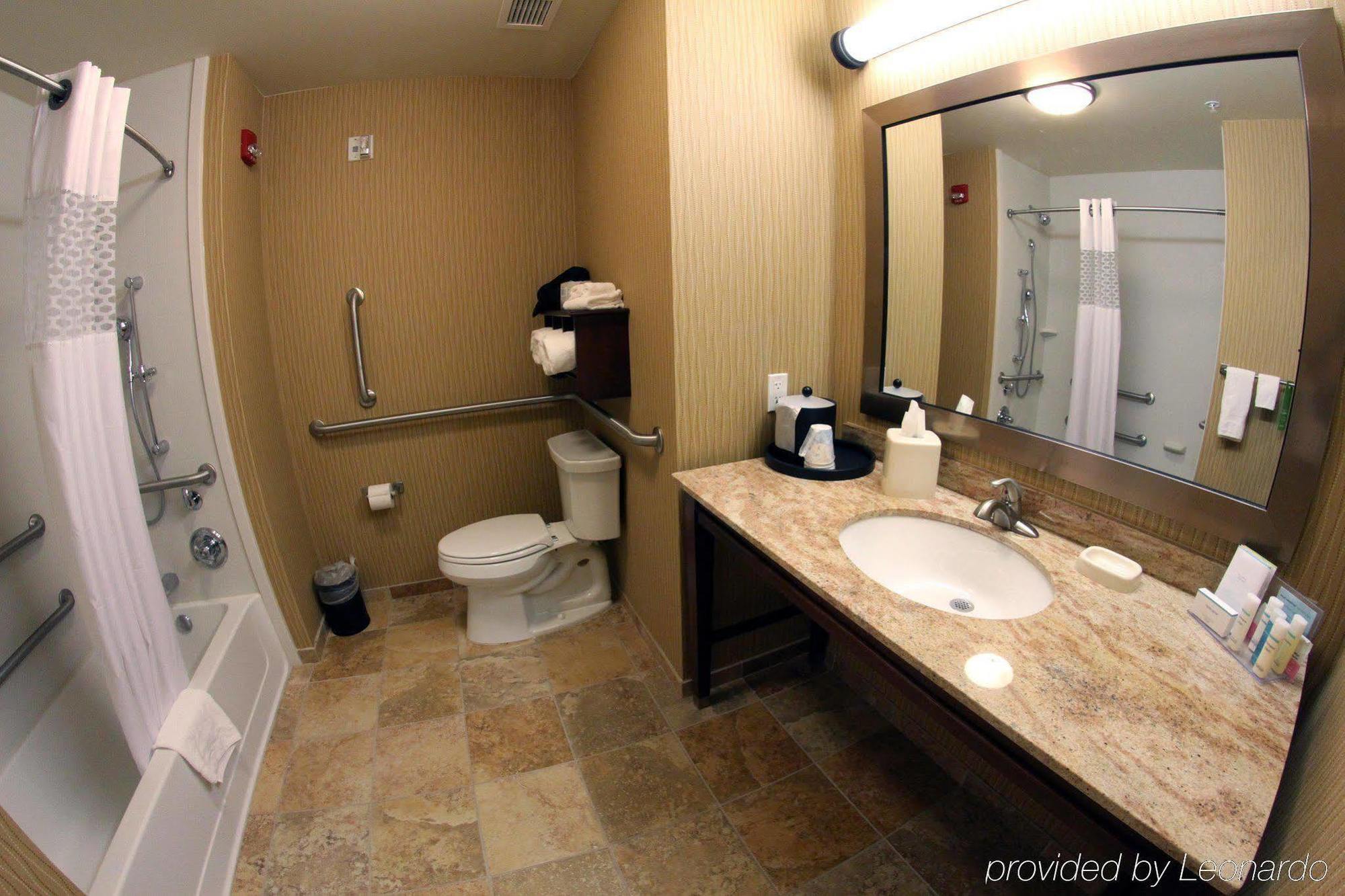 Hampton Inn & Suites Grand Forks Exterior photo